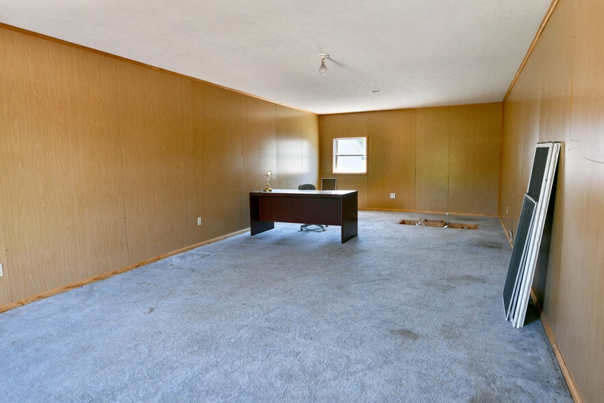 More Photos Of 4085 Herner County Line Rd, Southington Showroom For Sale