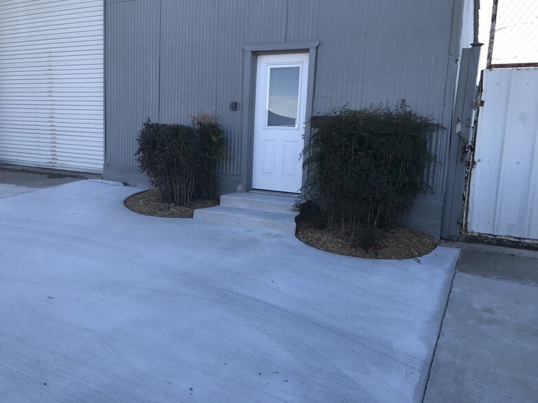 More Photos Of 401 Throckmorton St, McKinney Warehouse For Sale