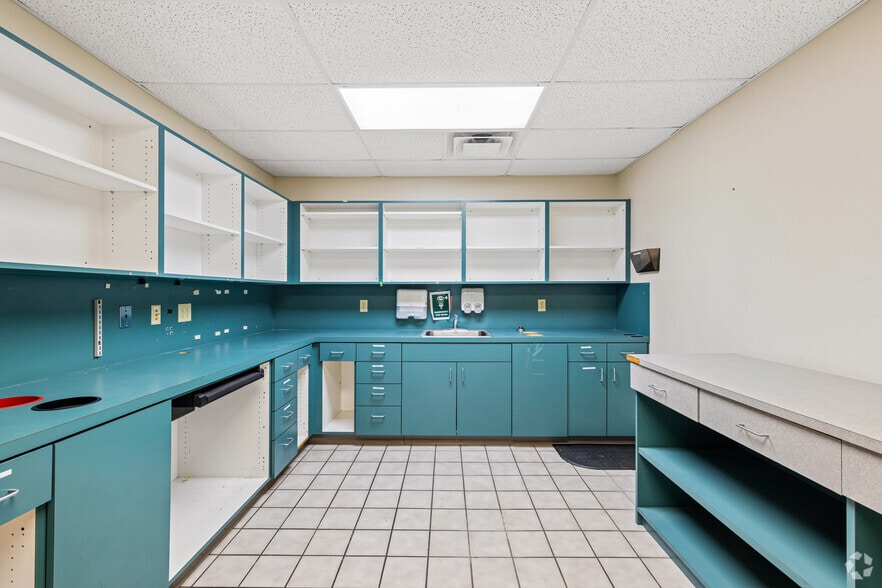More Photos Of 1709 S Rock Rd, Wichita Medical For Sale