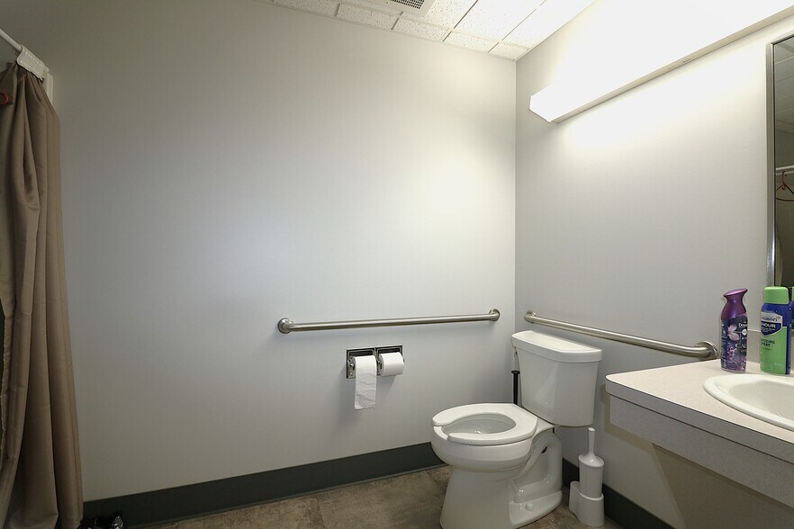 More Photos Of 136 N Ridge St, Monroeville Medical For Sale