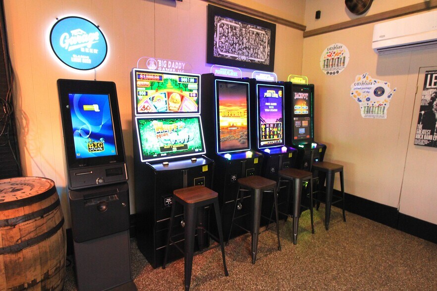 More Photos Of W3239 Dundas Rd, Kaukauna Bar For Sale