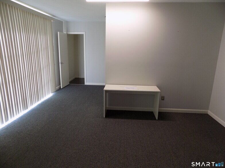 More Photos Of 85 Beleden Gardens Dr, Bristol Medical For Sale