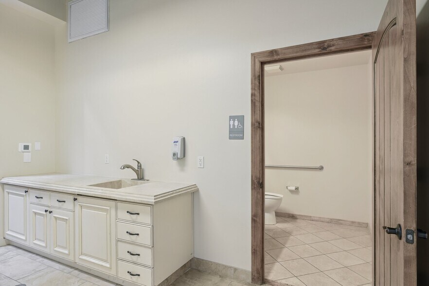 More Photos Of 9096 E Bahia Dr, Scottsdale Showroom For Sale