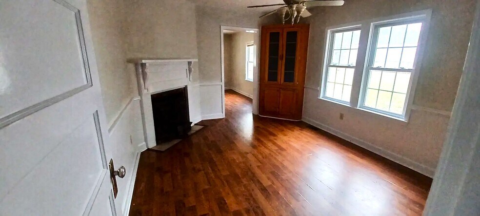 More Photos Of 2676 S Lake Dr, Lexington Office Residential For Lease