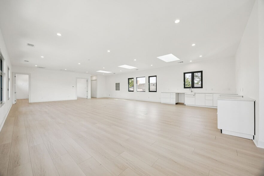 More Photos Of 446 Tyler St, Dallas Office For Sale