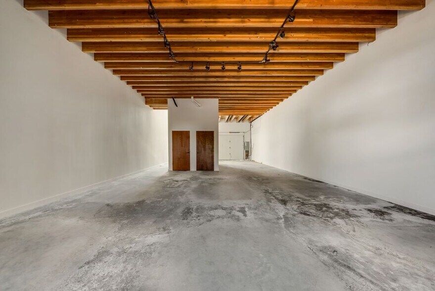 More Photos Of 4763 Algiers St, Dallas Loft Creative Space For Sale
