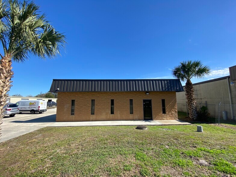 More Photos Of 5449 Benchmark Ln, Sanford Warehouse For Lease