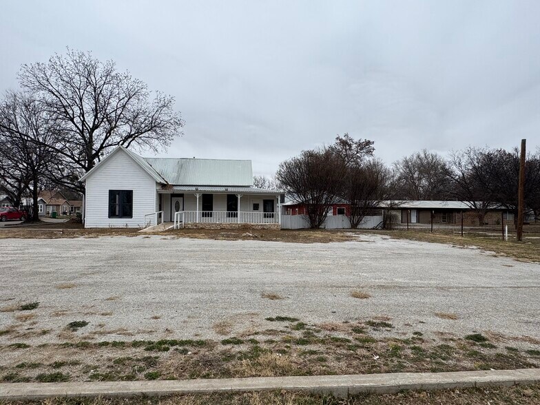 More Photos Of 608 W Wallace St, San Saba Restaurant For Sale