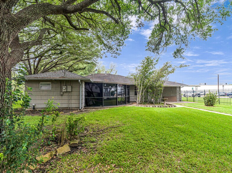 More Photos Of 1105 San Jacinto St, Rosenberg Office For Sale