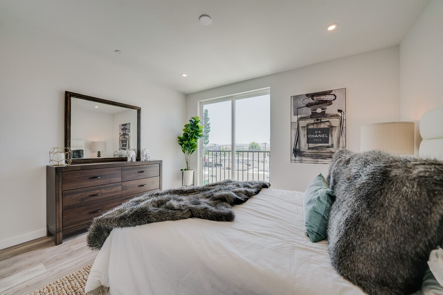 More Photos Of 7018 Alabama Ave, Canoga Park Apartments For Sale