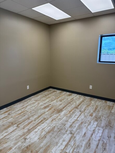 More Photos Of 300 Midridge Ln, Pelham Warehouse For Lease