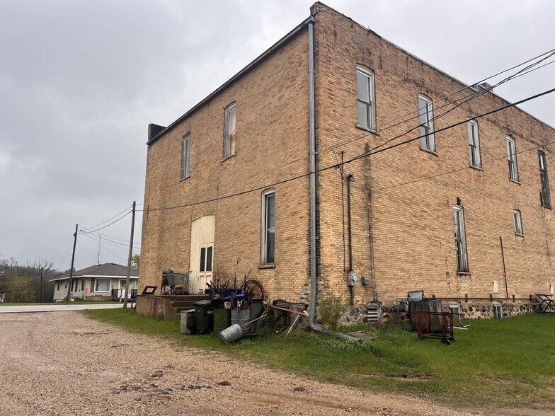 More Photos Of 505 Main St, Wild Rose Office For Sale