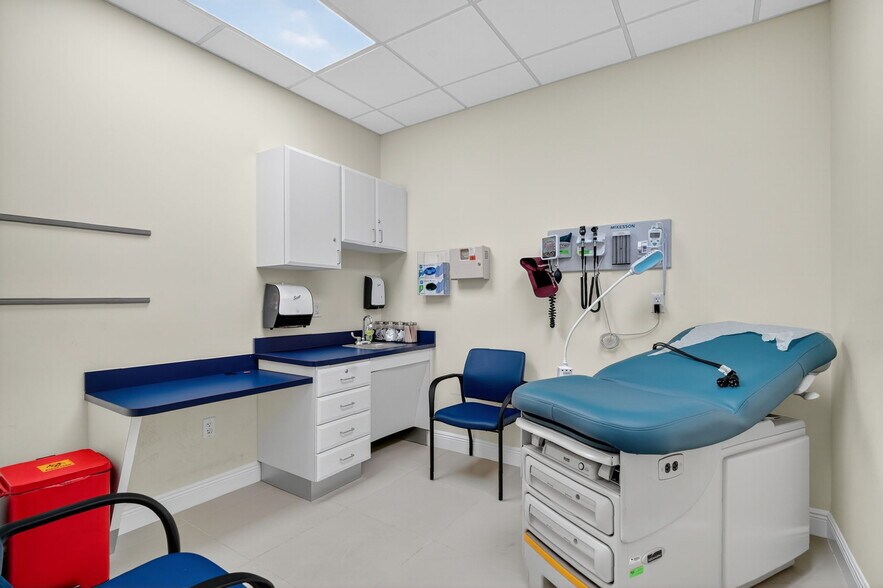 More Photos Of 260-268 Mohawk Rd, Clermont Medical For Lease