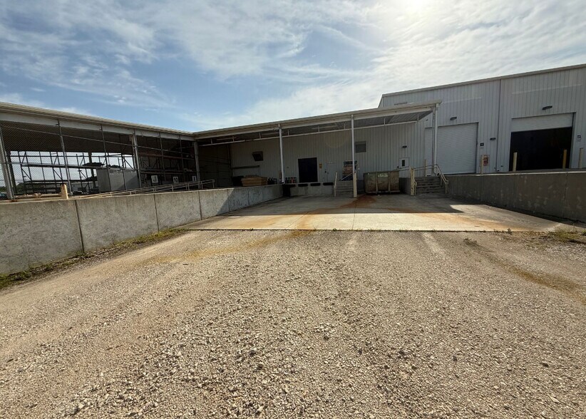 More Photos Of 2336 US-183, Cuero Warehouse For Sale