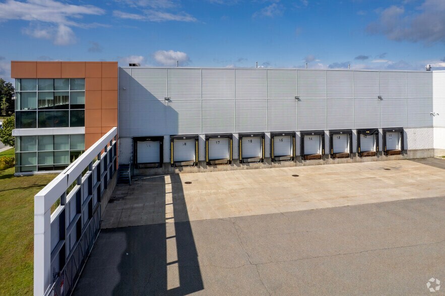 More Photos Of 235 Rue Isabey, Montréal Warehouse For Lease