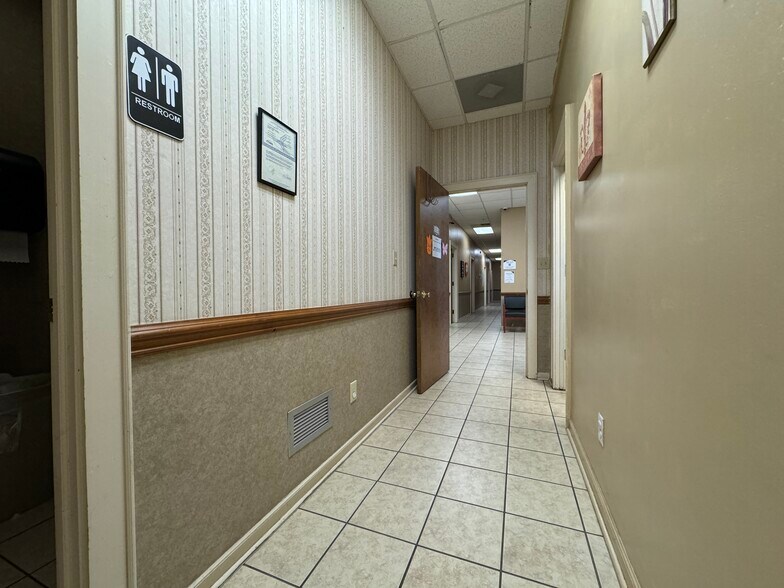 More Photos Of 2208 W Roosevelt Blvd, Monroe Office For Lease