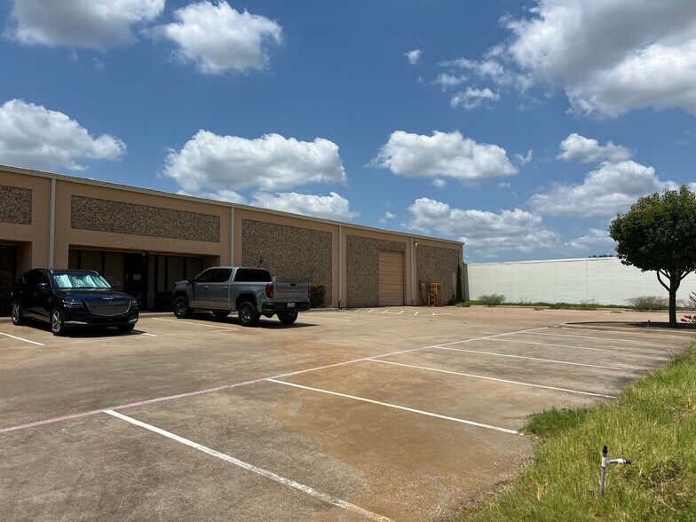 More Photos Of 501 Industrial Dr, Richardson Warehouse For Lease