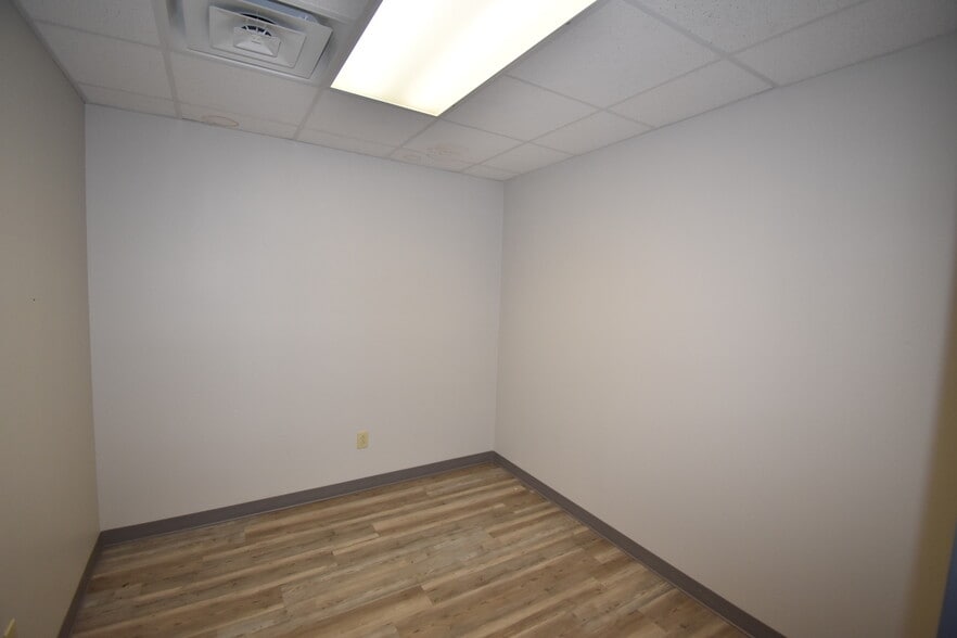 More Photos Of 2401 W Oak St, Denton Medical For Lease