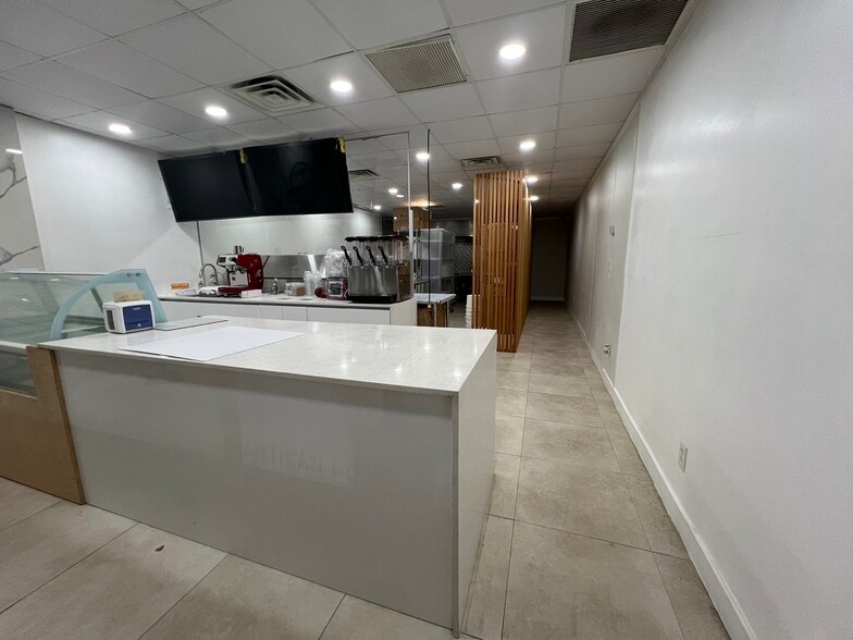 More Photos Of 2210-2220 NE 123rd St, Miami Restaurant For Lease