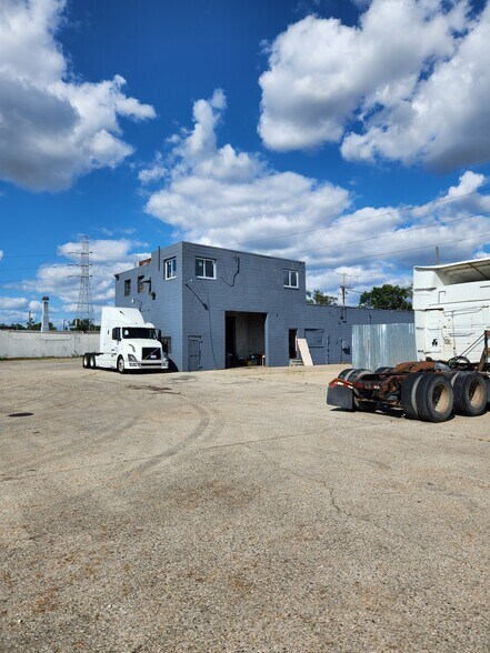 More Photos Of 13507 Auburn St, Detroit Truck Terminal For Lease