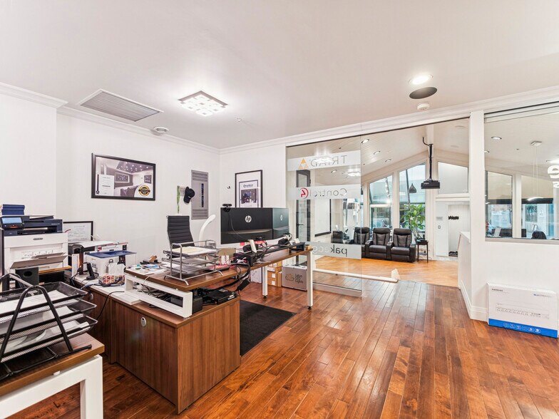 More Photos Of 175 W Beaver Creek Rd, Richmond Hill Light Distribution For Sale