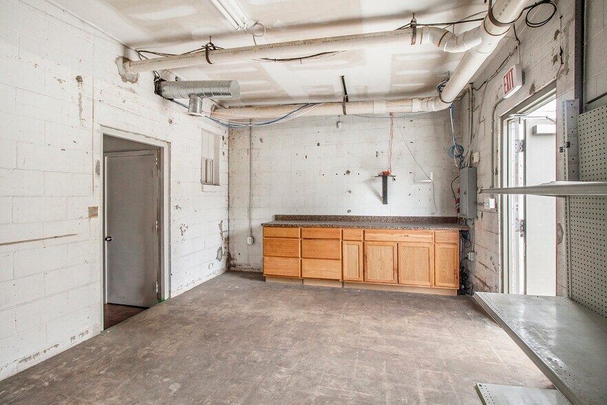 More Photos Of 1052-1072 W Huron St, Waterford Freestanding For Lease