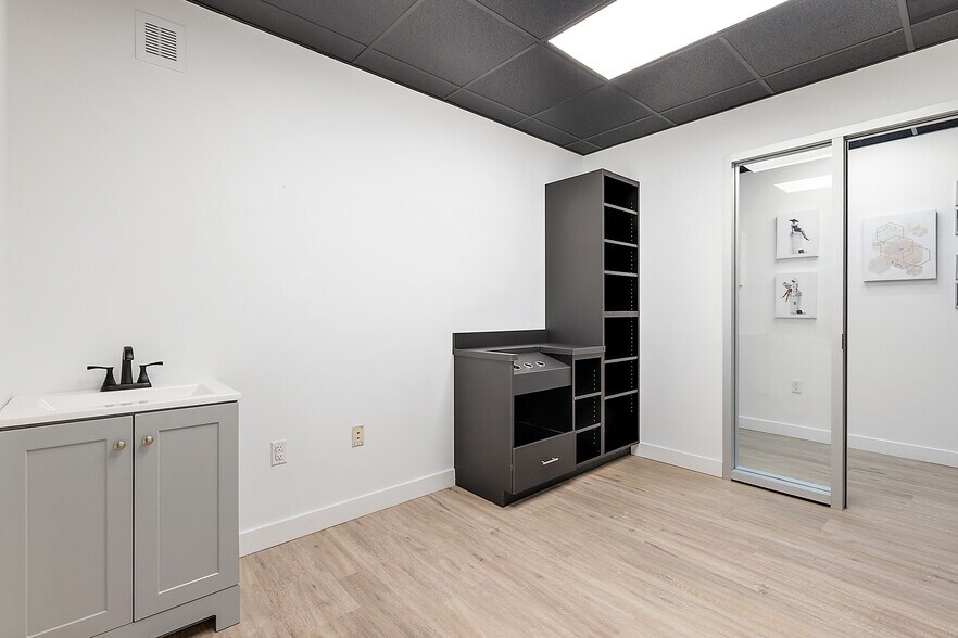 More Photos Of 801-803 W Big Beaver Rd, Troy Office For Lease
