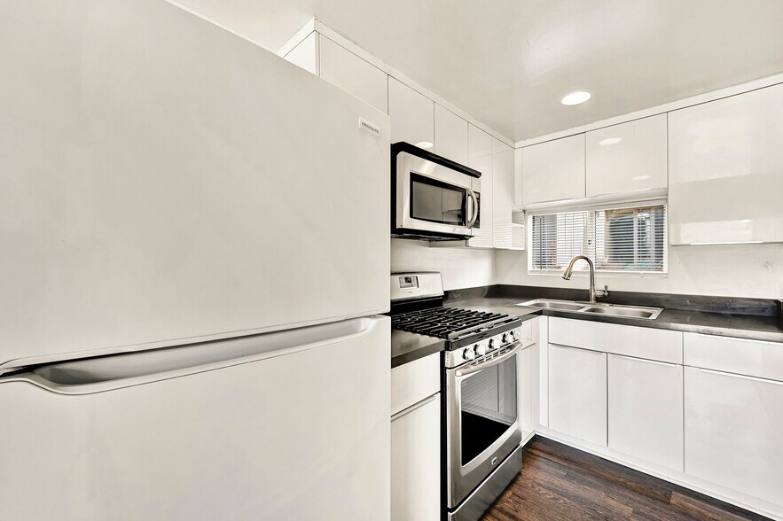 More Photos Of 330 9th St, Del Mar Apartments For Sale