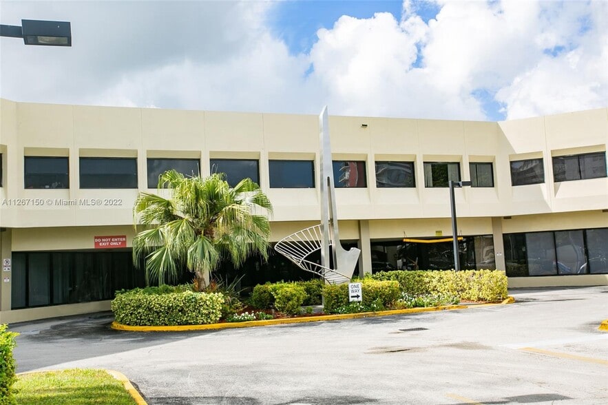 More Photos Of 1380 NE Miami Gardens Dr, North Miami Beach Medical For Lease