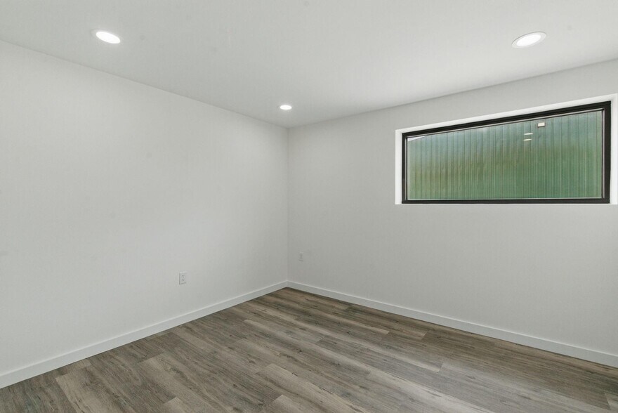 More Photos Of 120 W Scenic Trl, Weatherford Warehouse For Lease