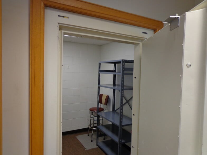 More Photos Of 101 N 36th St, Quincy General Retail For Lease