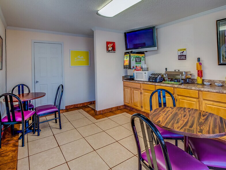 More Photos Of 800 University St, Martin Hotel For Sale