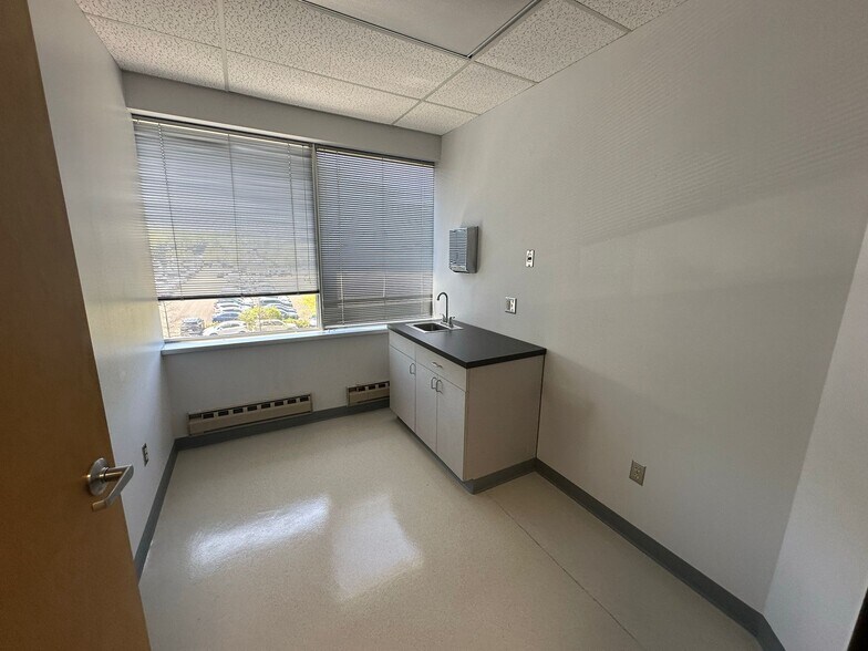 More Photos Of 2 Lincoln Hwy, Edison Medical For Sale