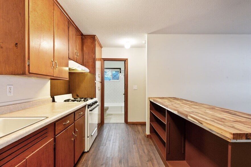 More Photos Of 2009-2017 Commerce Blvd, Mound Apartments For Sale