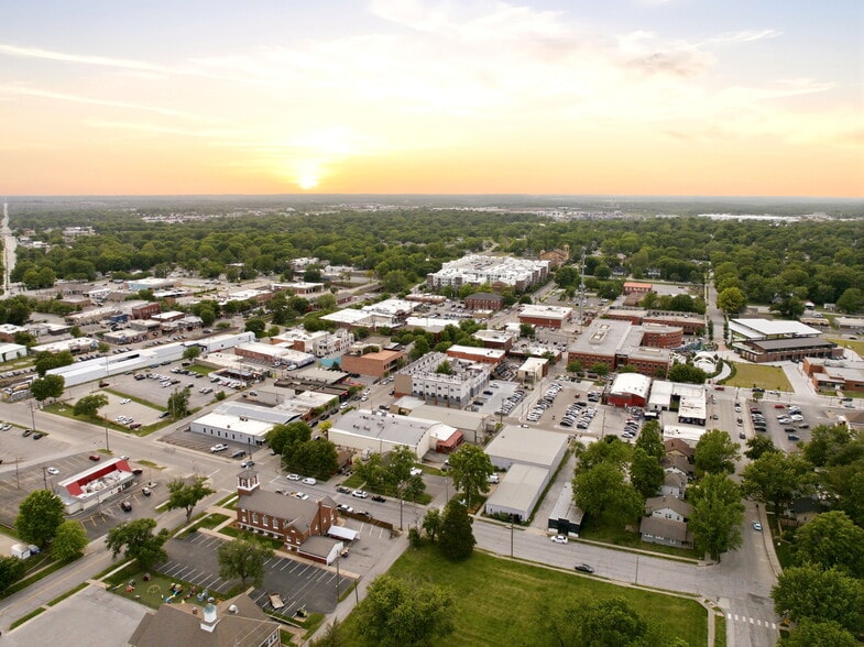 More Photos Of 326 SE Douglas St, Lees Summit Office For Sale