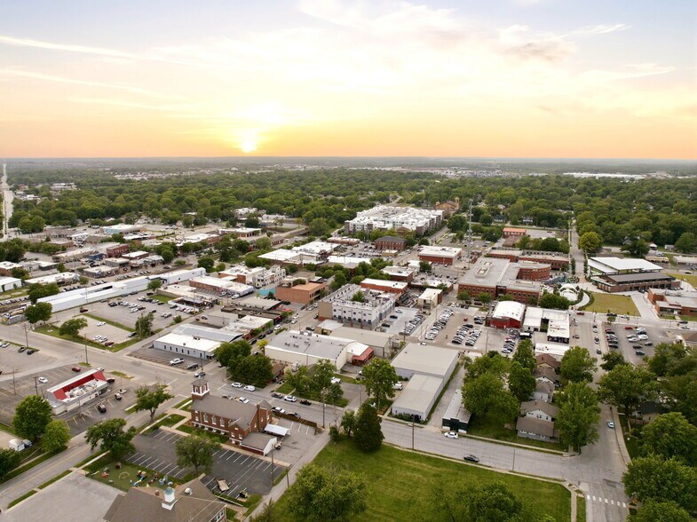 More Photos Of 326 SE Douglas St, Lees Summit Office For Sale