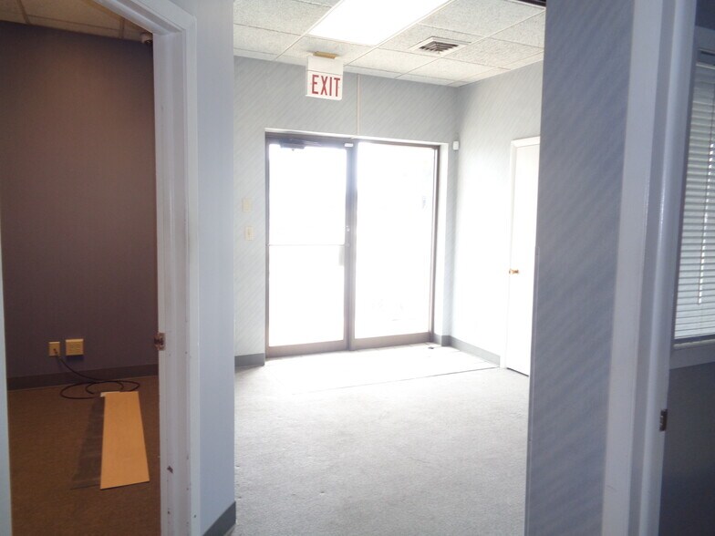 More Photos Of 3903-3913 S Lynn Ct, Independence Office For Sale