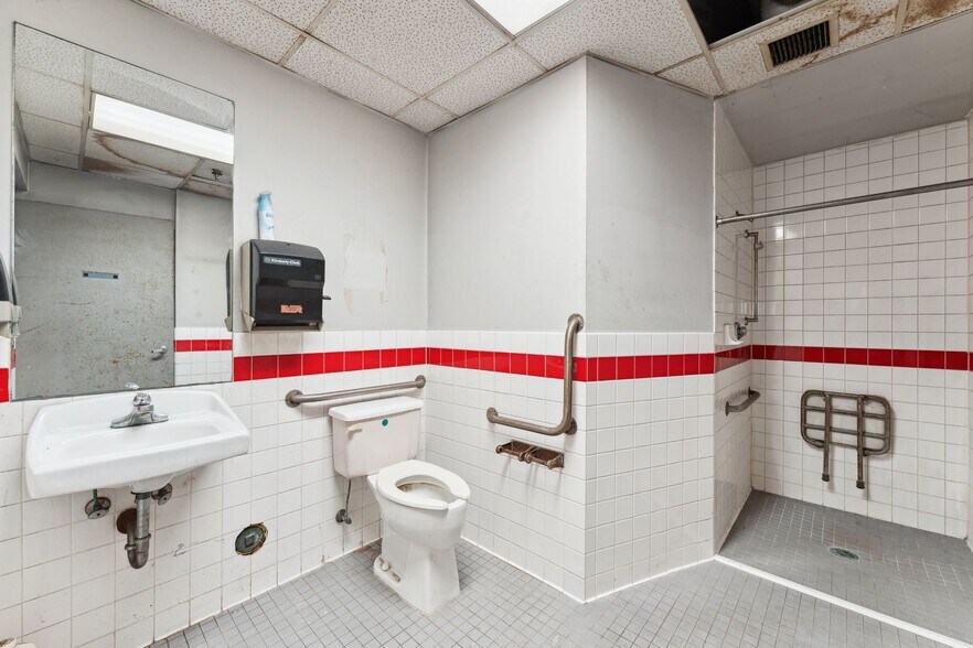 More Photos Of 4388 Shoreline Dr, Spring Park Storefront Retail Office For Sale