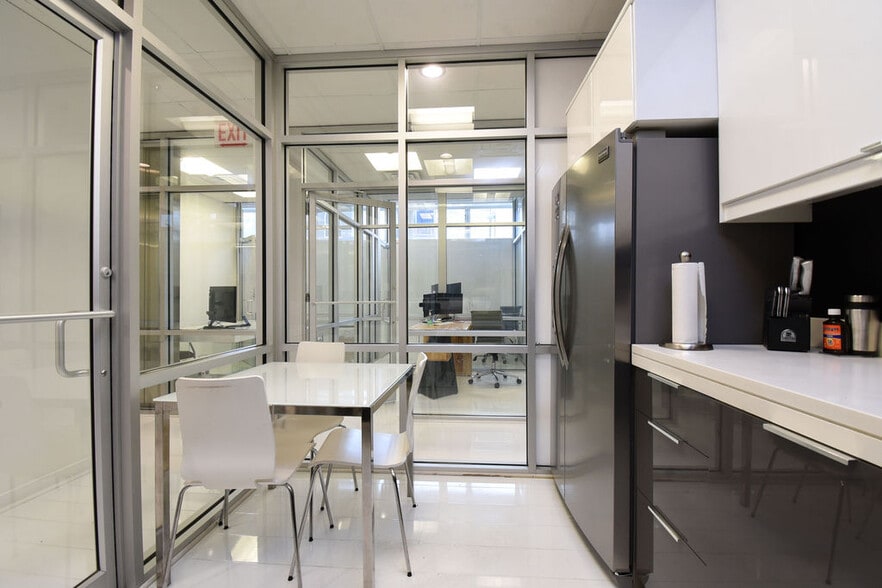 More Photos Of 2101 W Division St, Chicago Storefront Retail Residential For Lease