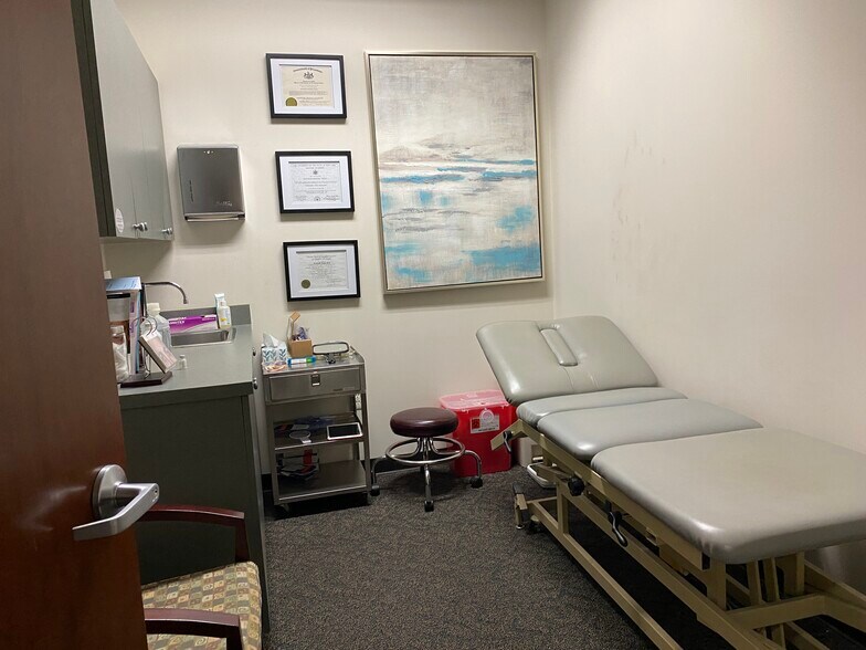 More Photos Of 124 Mcclean Ave, Staten Island Medical For Lease