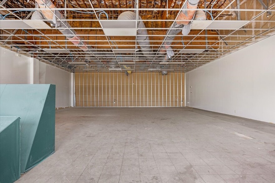 More Photos Of 3730-3780 N Blackstone Ave, Fresno Unknown For Lease