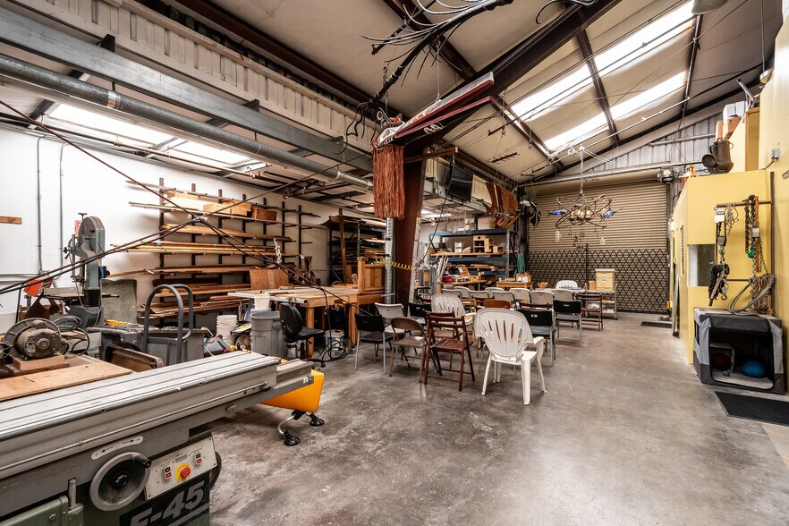 More Photos Of 1176-1180 Shafter Ave, San Francisco Manufacturing For Sale