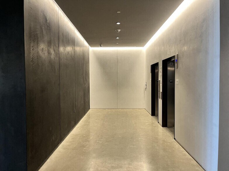 More Photos Of 3000 Crenshaw Blvd, Los Angeles Office For Lease