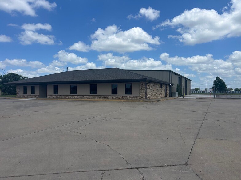 More Photos Of 2404 S Broadway St, Oklahoma City Flex For Lease