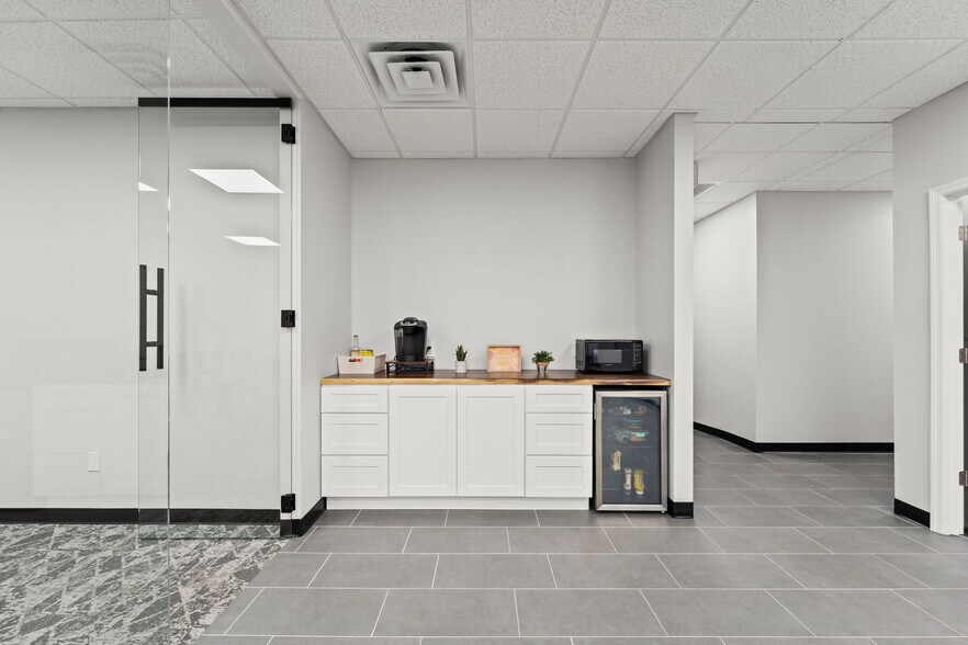 More Photos Of 2820 Spring Glen Rd, Jacksonville Office For Sale