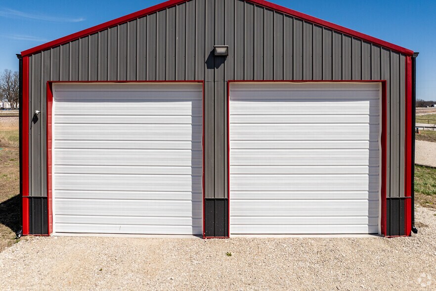 More Photos Of 64 Paradise Rd, Strafford Light Manufacturing For Sale