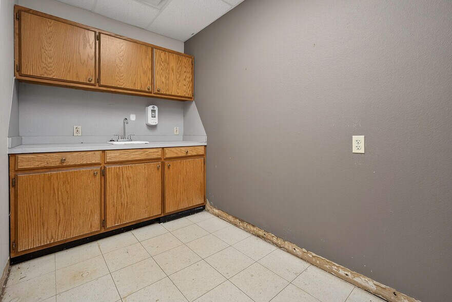 More Photos Of 1400 N Kennedy Ave, Shawnee Office For Sale