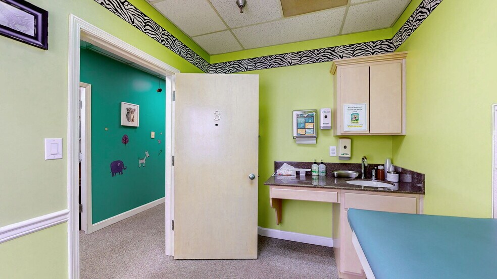 More Photos Of 1701 Spring St, Jeffersonville Medical For Sale