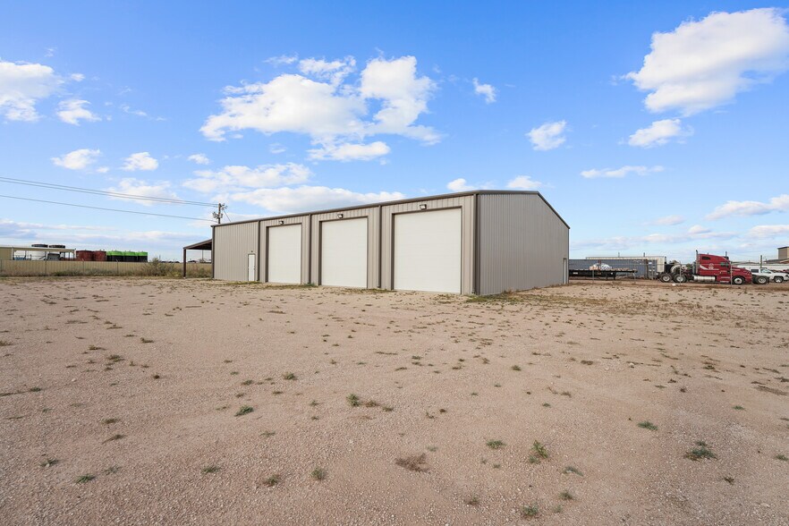 More Photos Of 1701 S Knox Ave, Odessa Warehouse For Lease