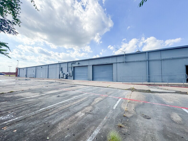 More Photos Of 2917 Altamesa Blvd, Fort Worth General Retail For Lease